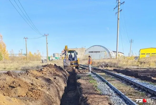 Тюменцам перекопали единственный проезд к домам на Производственной