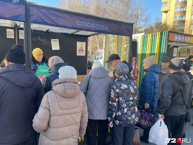 В Тюмени на осенней ярмарке выстроились очереди за рыбой