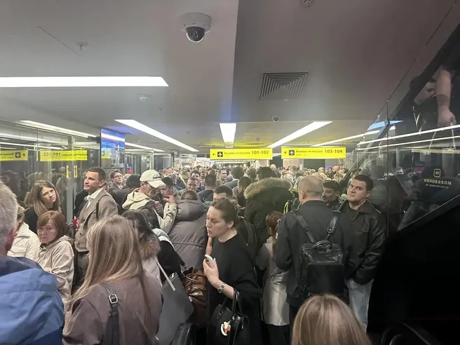 Тюменка с ребёнком застряла в Шереметьево из-за атаки БПЛА