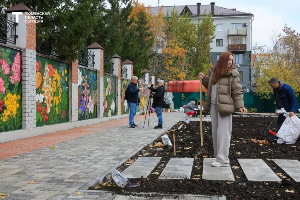 У Спасской церкви в Тюмени высадили деревья будущего сквера